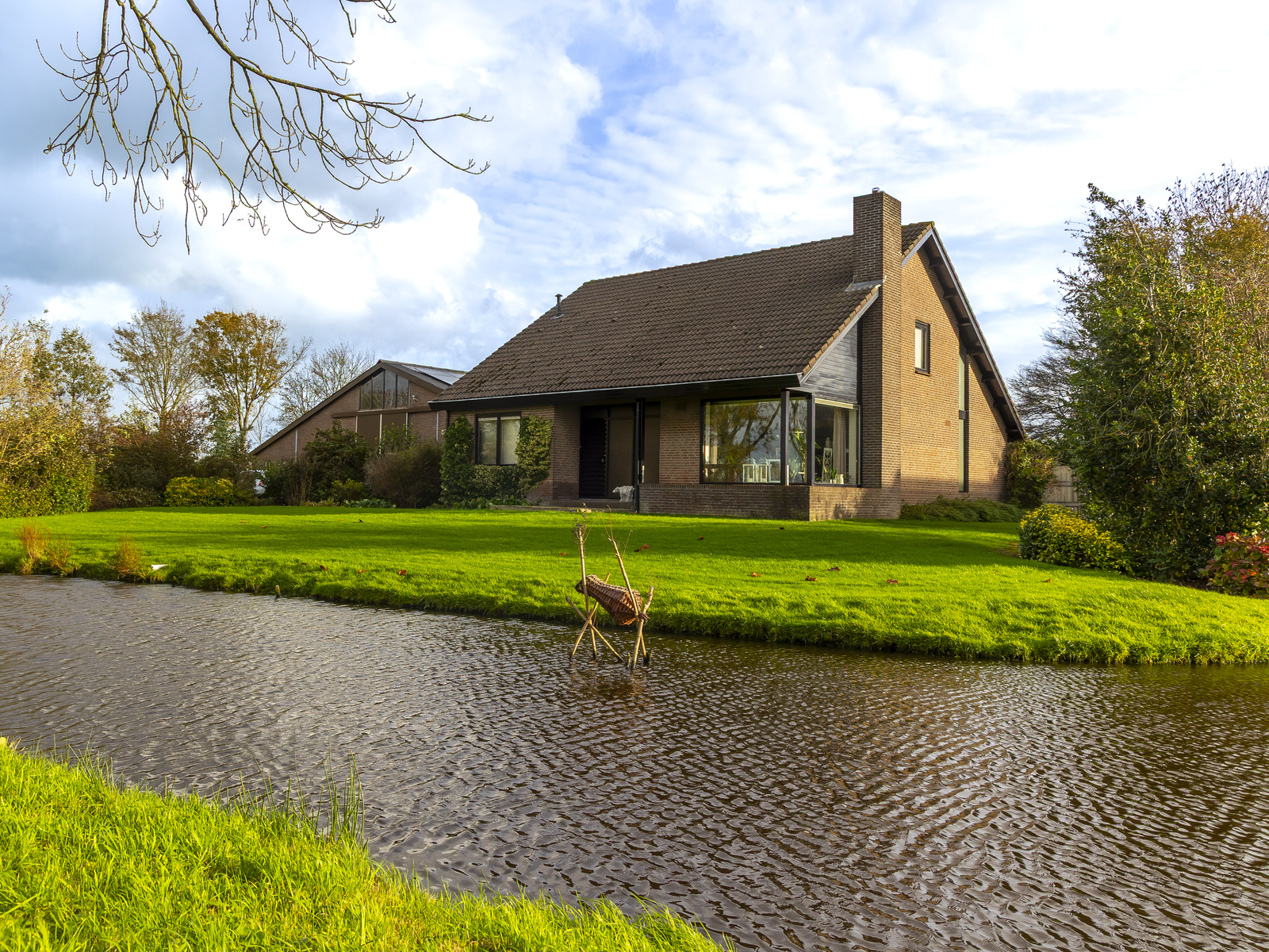 Vrijstaande woning met tuin aan het water in het landelijk gebied van de Alblasserwaard