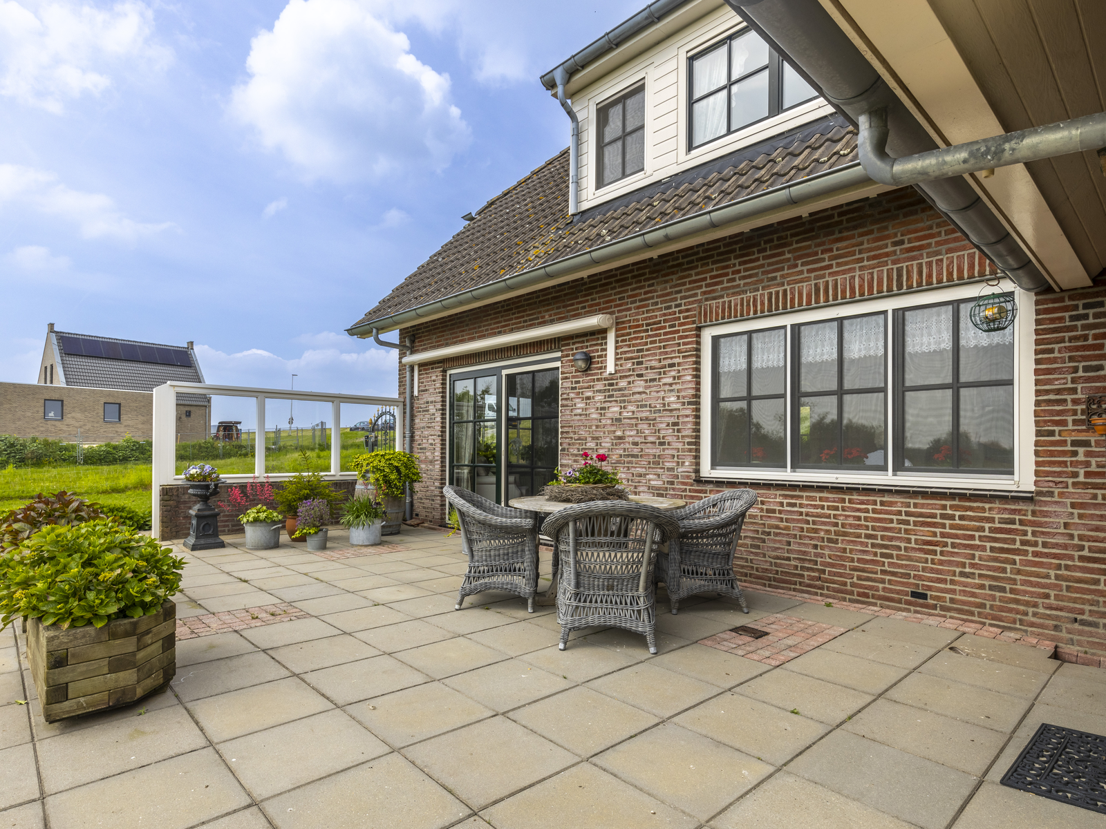 Ruim terras met tuinset aan een vrijstaande woning