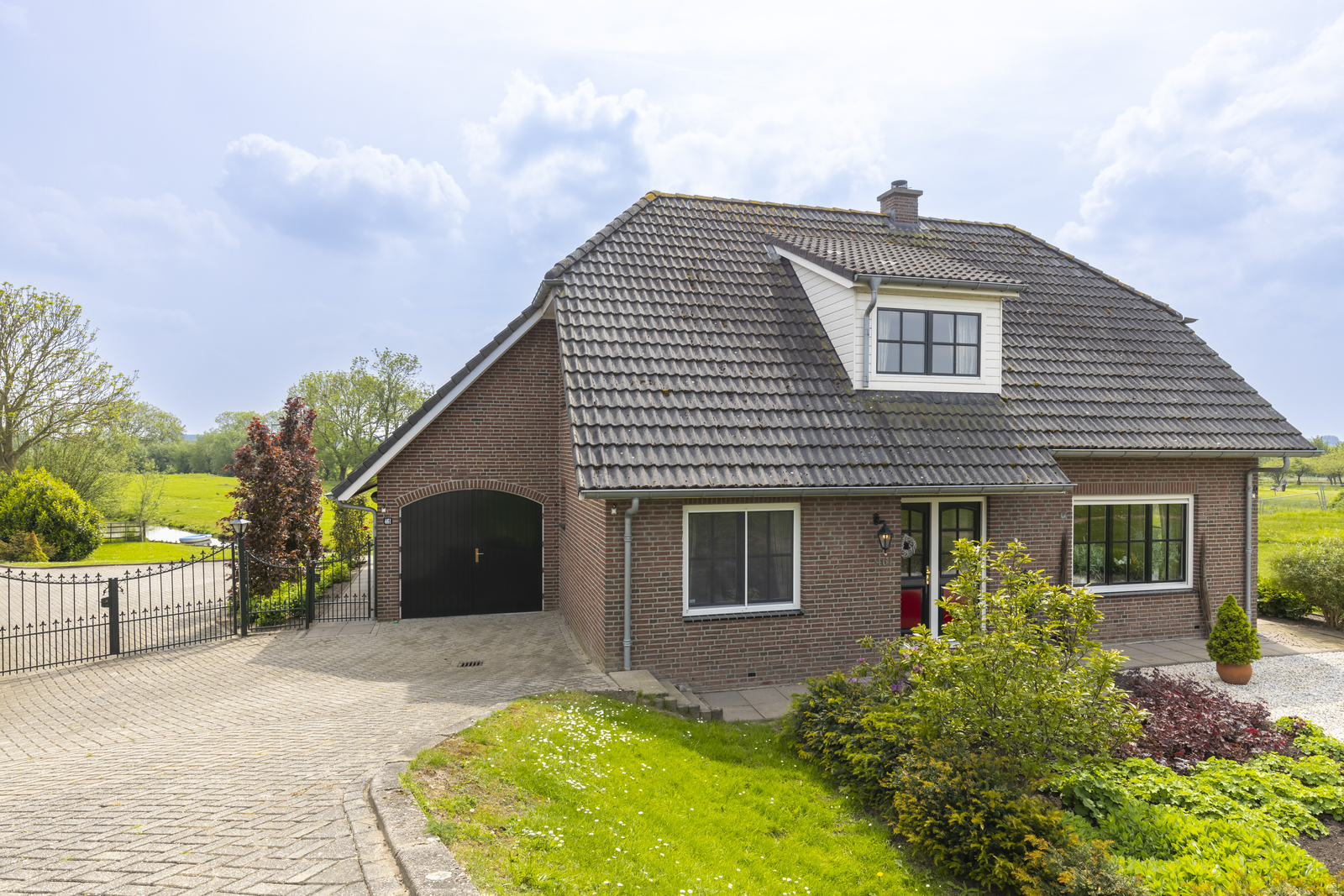 Vrijstaande woning met garage en oprit in een landelijke omgeving